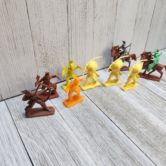 Vintage Mixed Indians and Horses Figures Toys Plastic - Lot Of 9 - Picture 2 of 4